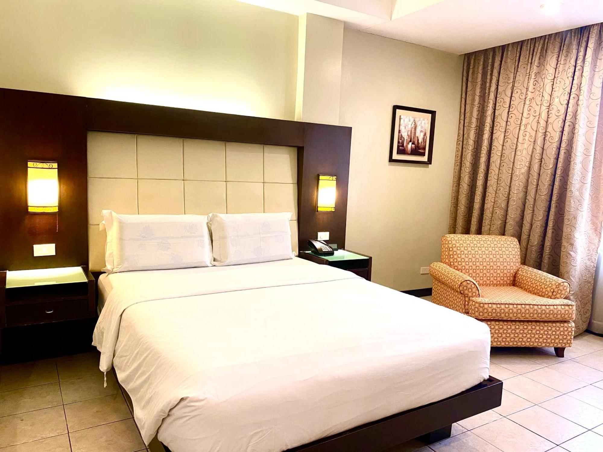 Circle Inn Hotel And Suites Bacolod Exterior photo