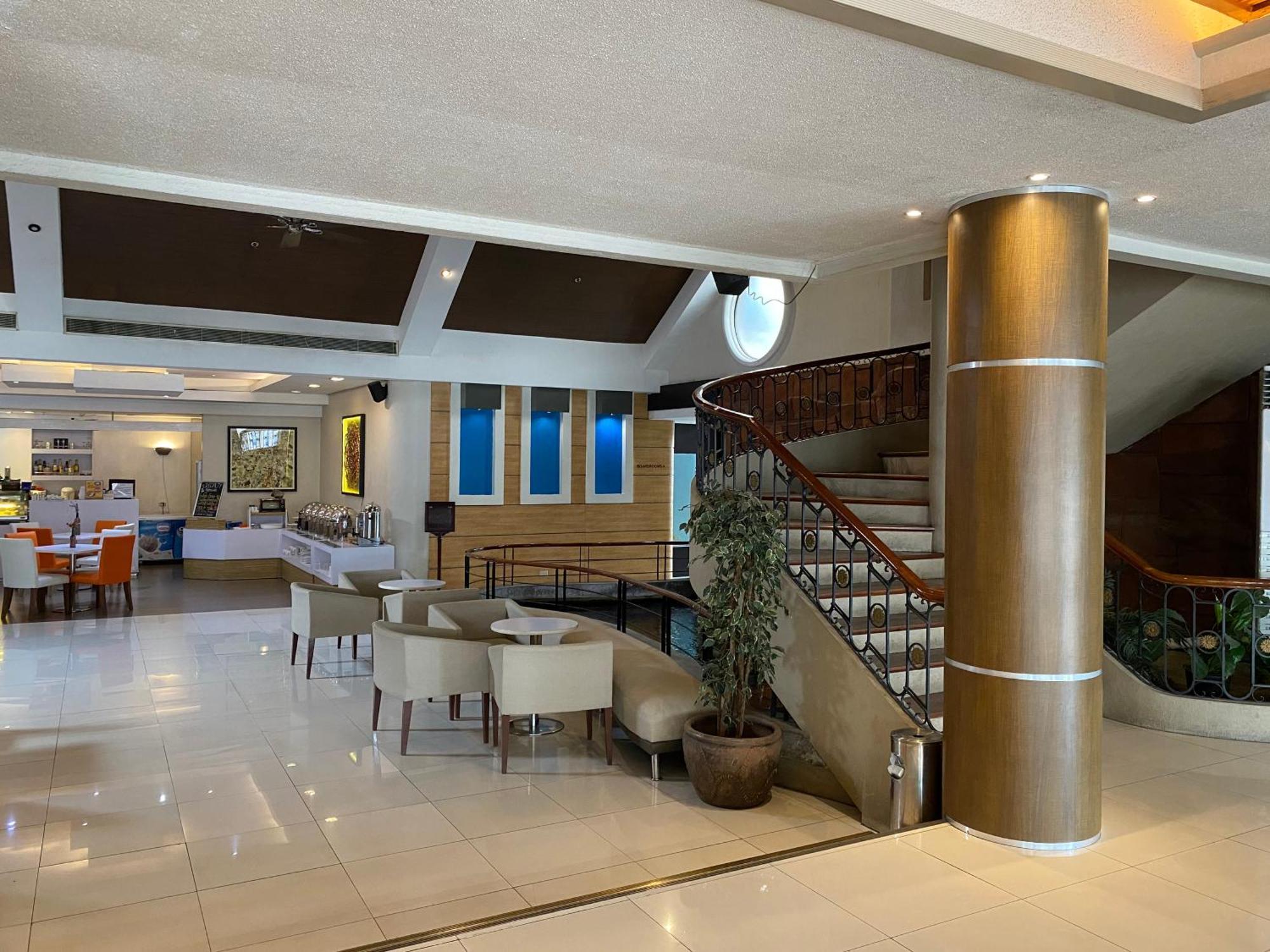 Circle Inn Hotel And Suites Bacolod Exterior photo