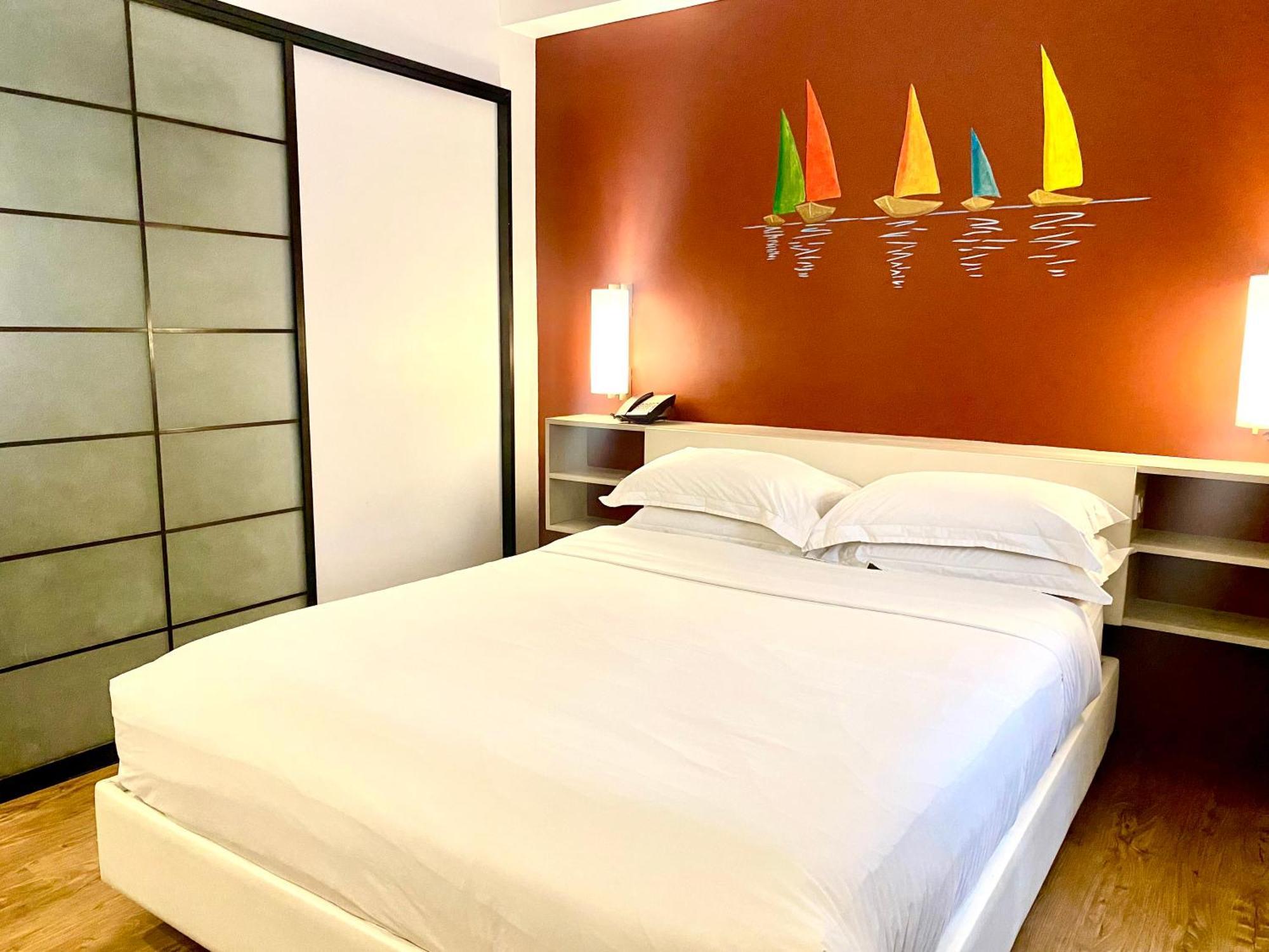 Circle Inn Hotel And Suites Bacolod Exterior photo