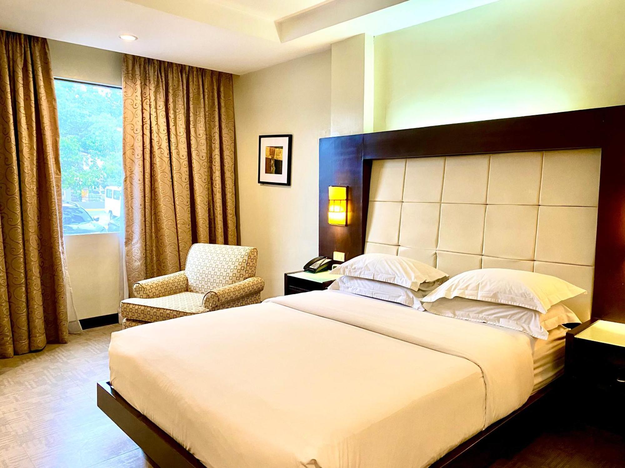 Circle Inn Hotel And Suites Bacolod Exterior photo
