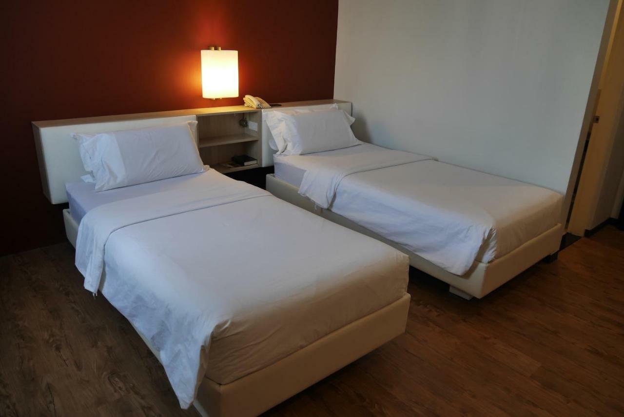 Circle Inn Hotel And Suites Bacolod Exterior photo